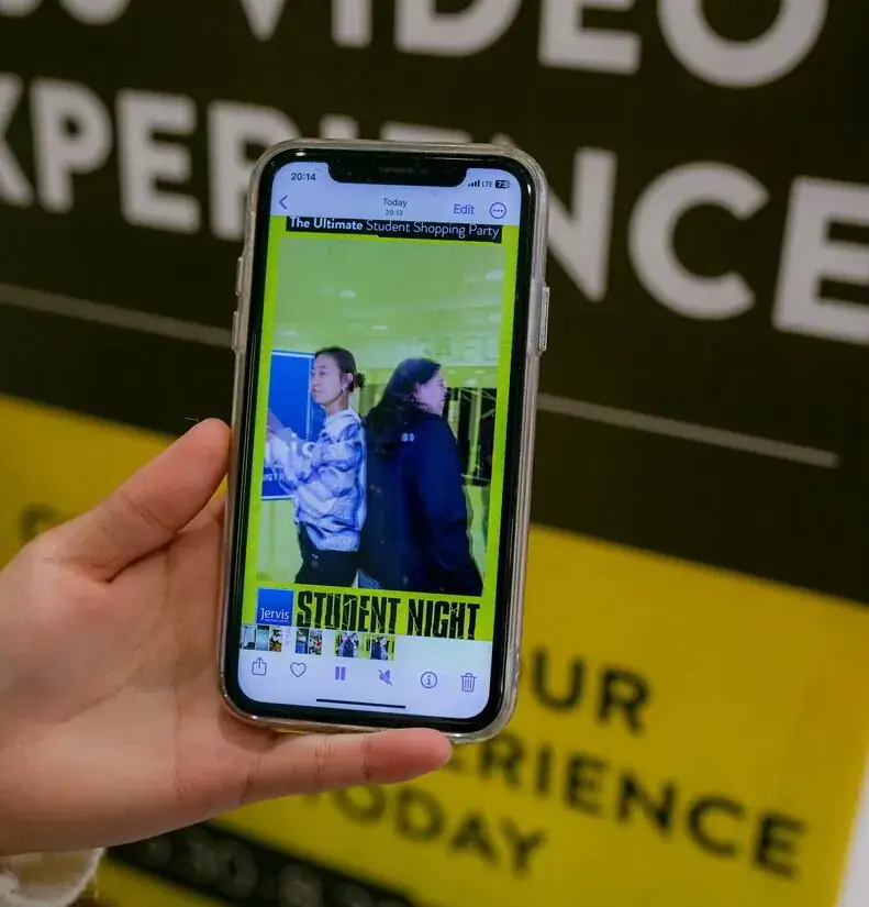 Guest downloading a 360 video to their phone